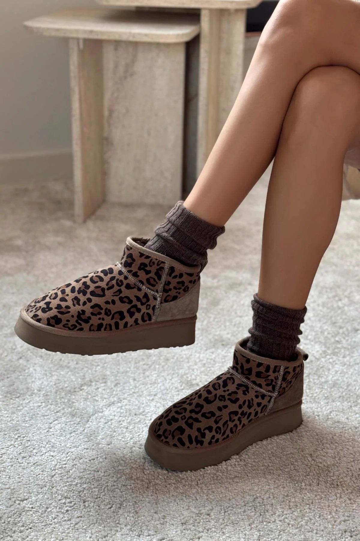 MAJA Mörkbeige Leopard Äkta Mocka Boots