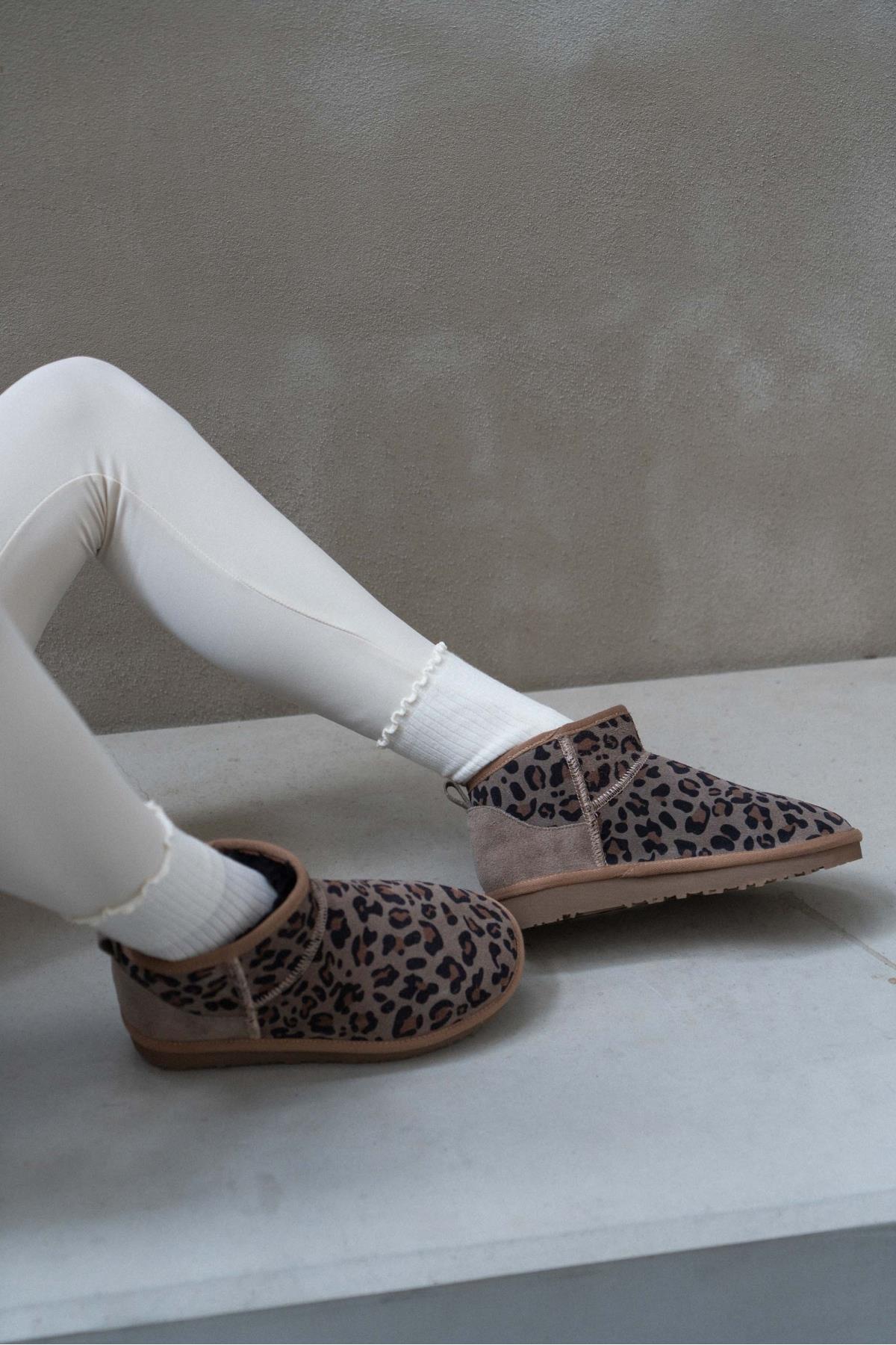 MEGI Mörkbeige Leopard Äkta Mocka Päls Insida Boots