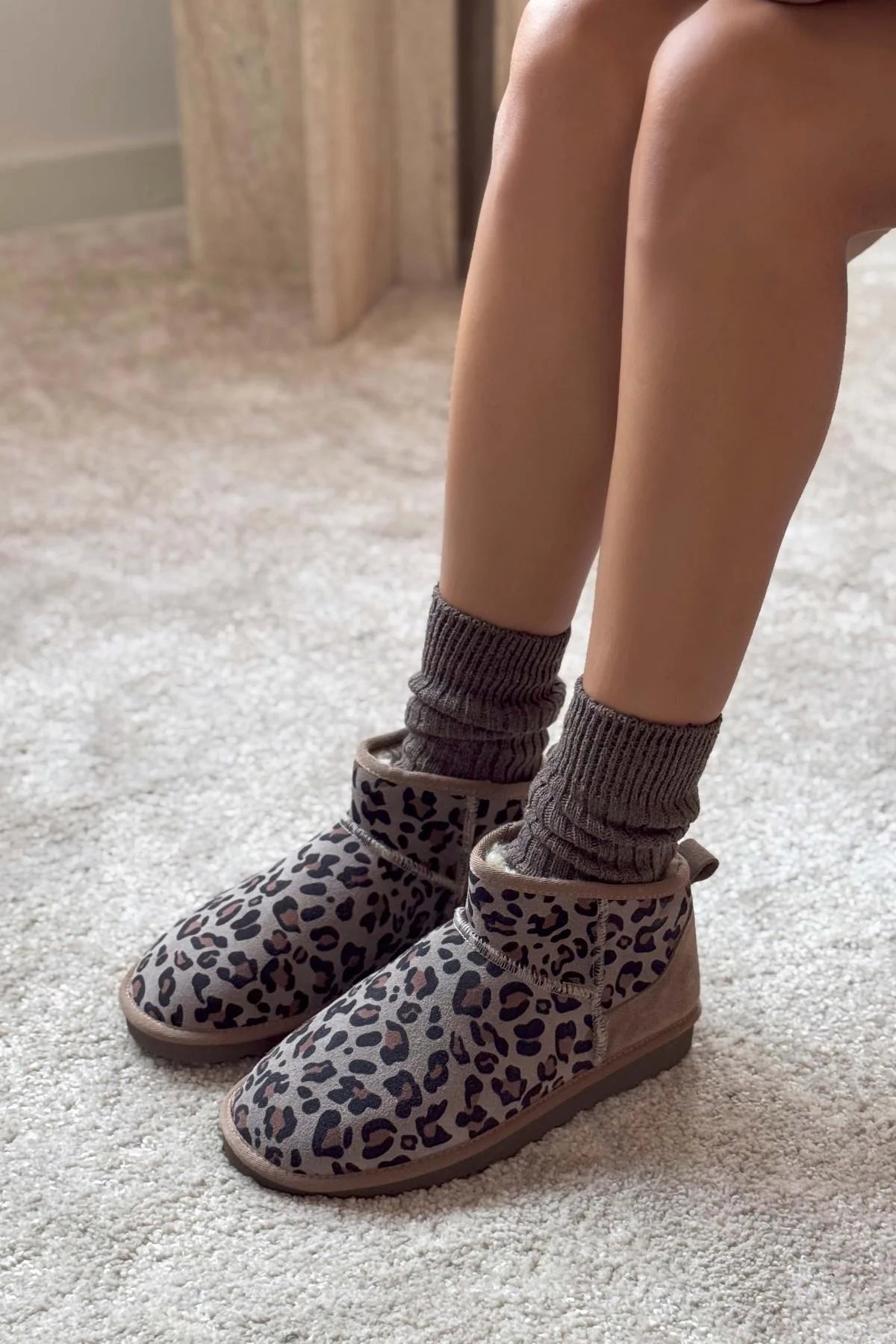 MEGI Mörkbeige Leopard Äkta Mocka Päls Insida Boots