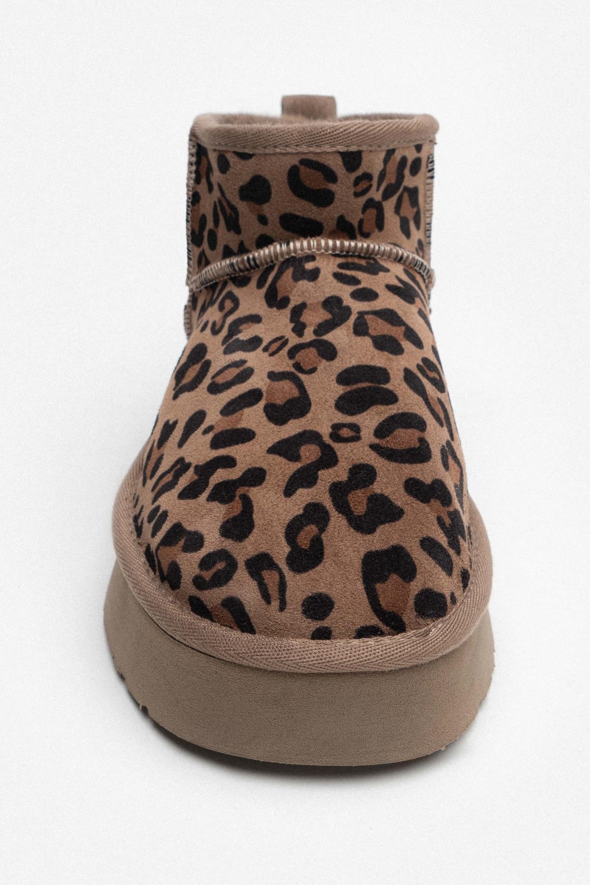 MAJA Mörkbeige Leopard Äkta Mocka Boots