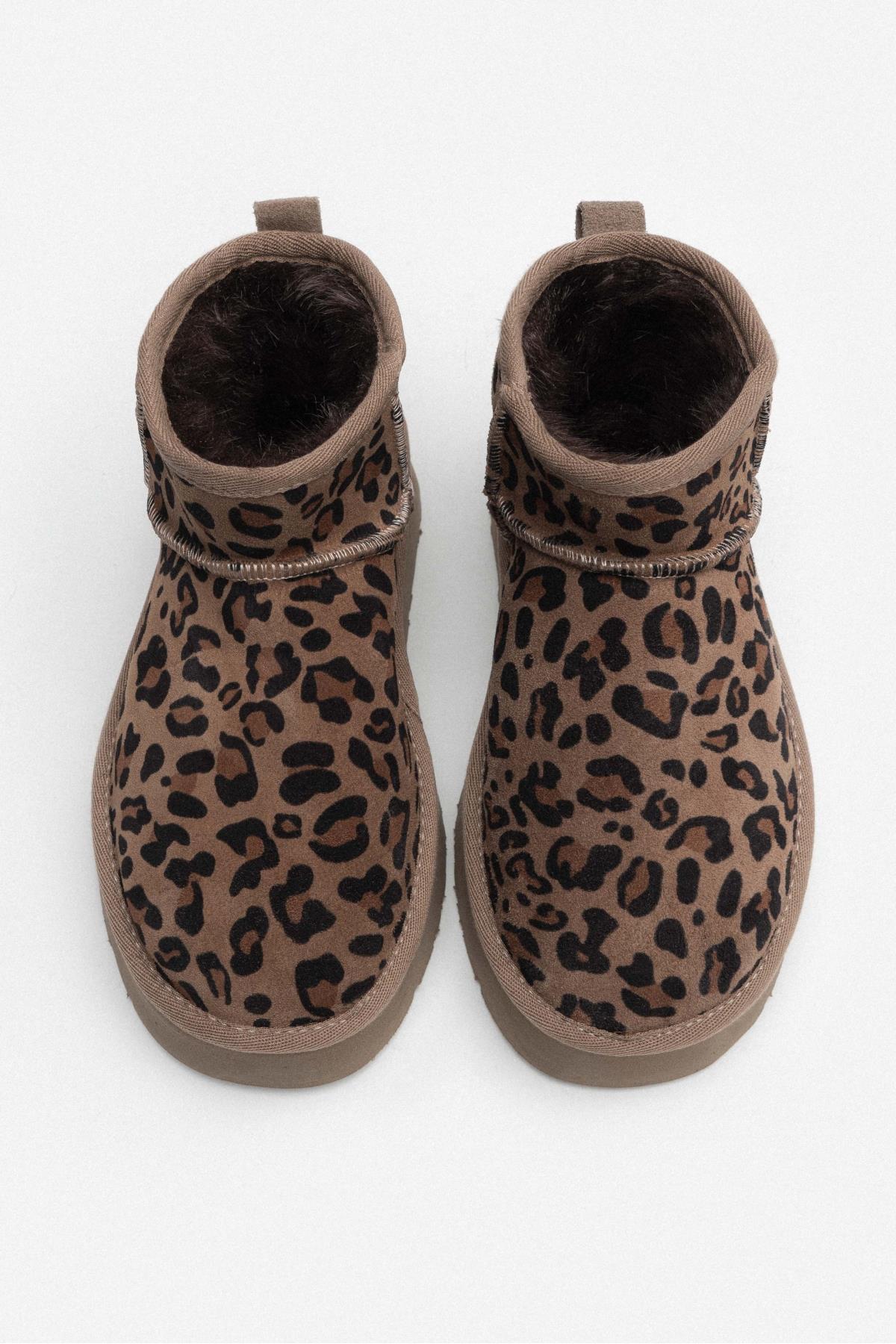 MAJA Mörkbeige Leopard Äkta Mocka Boots